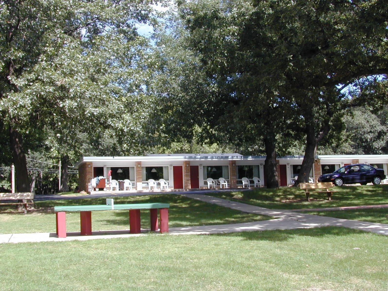 ויסקונסין דלס Indian Trail Motel מראה חיצוני תמונה
